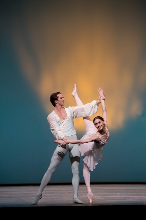 Marianela Nunez and Nehemiah Kish in Ballo della Regina - Photo Bill Cooper, courtesy of ROH