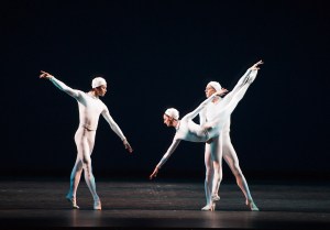 Monotones (MM. Kish et Hirano; Mlle Nunez); photo Tristram Kenton, courtesy of ROH