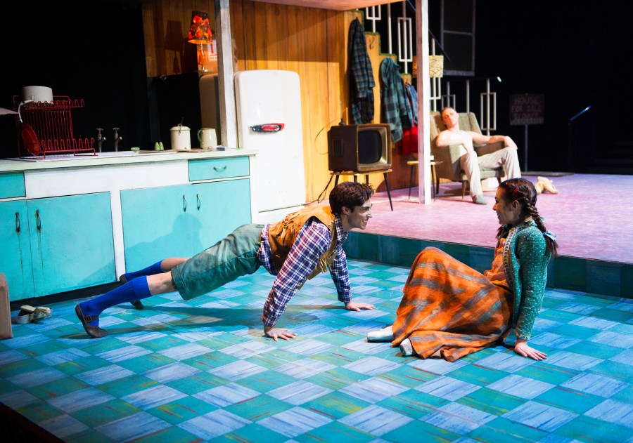 Hansel and Gretel au Linbury Studio (distribution de la première: James Hay et Leanne Cope; en arrière-plan: Bennet Gartside) - copyright Tristram Kenton, courtesy of ROH