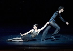 Duo Black Cake (Van Manen). E. Peci ici avec D. Kronberger. Photographie Michael-Pöhn (Courtesy of Les Etés de la Danse)