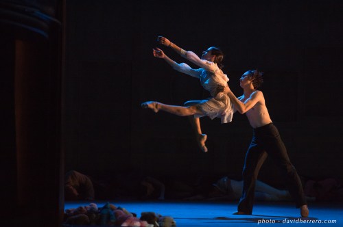 Julie Loria (La Belle) et Takafumi Watanabe (La Bête) - crédit David Herrero. Courtesy of Ballet du Capitole.