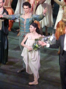 Aliya Tanykpayeva et Kekalo Jurij (Tybalt) au second plan.