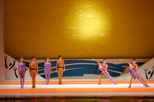 Icare : Les amis dans le décor de Picasso. Photographie Sigrid Colomyès. Courtesy of Opera National de Bordeaux