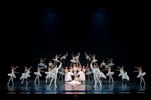 Suite en Blanc : Ballet de l'Opéra de Bordeaux. Photographie Sigrid Colomyès. Courtesy of Opéra National de Bordeaux