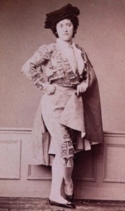 Louise Marquet, danseuse de l'Opéra pendant le second empire. Un travesti dans le genre du pas des manteaux de Paquita.
