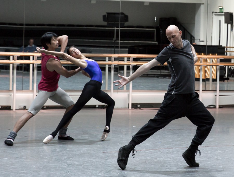 Wayne McGregor - Répétition avec Ryoichi Hirano et Beatriz-Stix-Brunell - photo Andrej Uspenski, courtesy of ROH