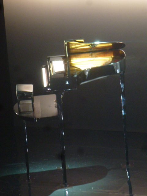 Tar and Feathers et son piano à échasses.