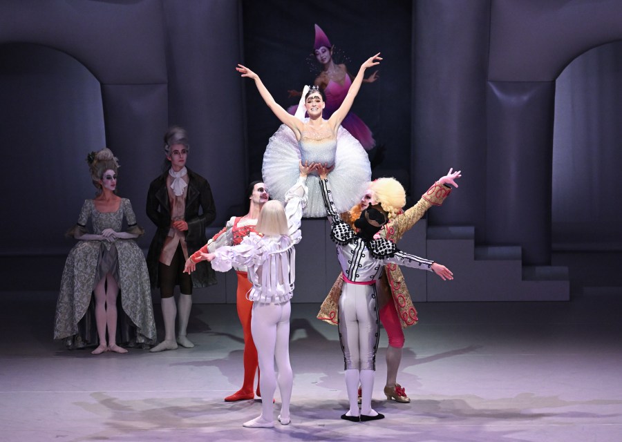 Aurora’s Nap - Mackenzie Brown portée par 4 princes © Stuttgarter Ballett
