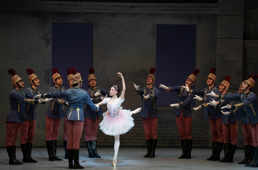 Margarita Fernandes (Swanilda en mode Aurora), (c) Emma Kauldhar, courtesy of Bayerische Staatsoper