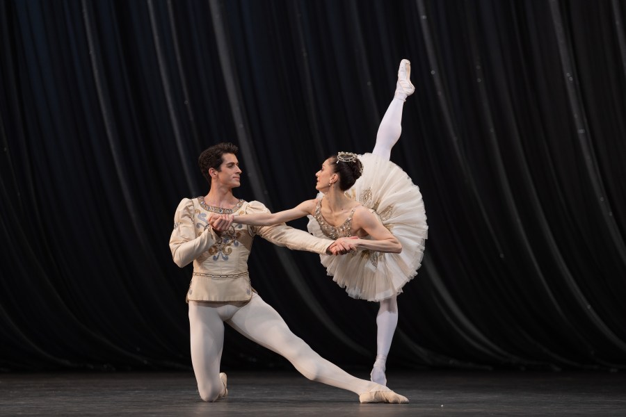 Marianela Nunez et Reece Clarke (Diamonds), Photo by Andrej Uspenski, courtesy of ROH