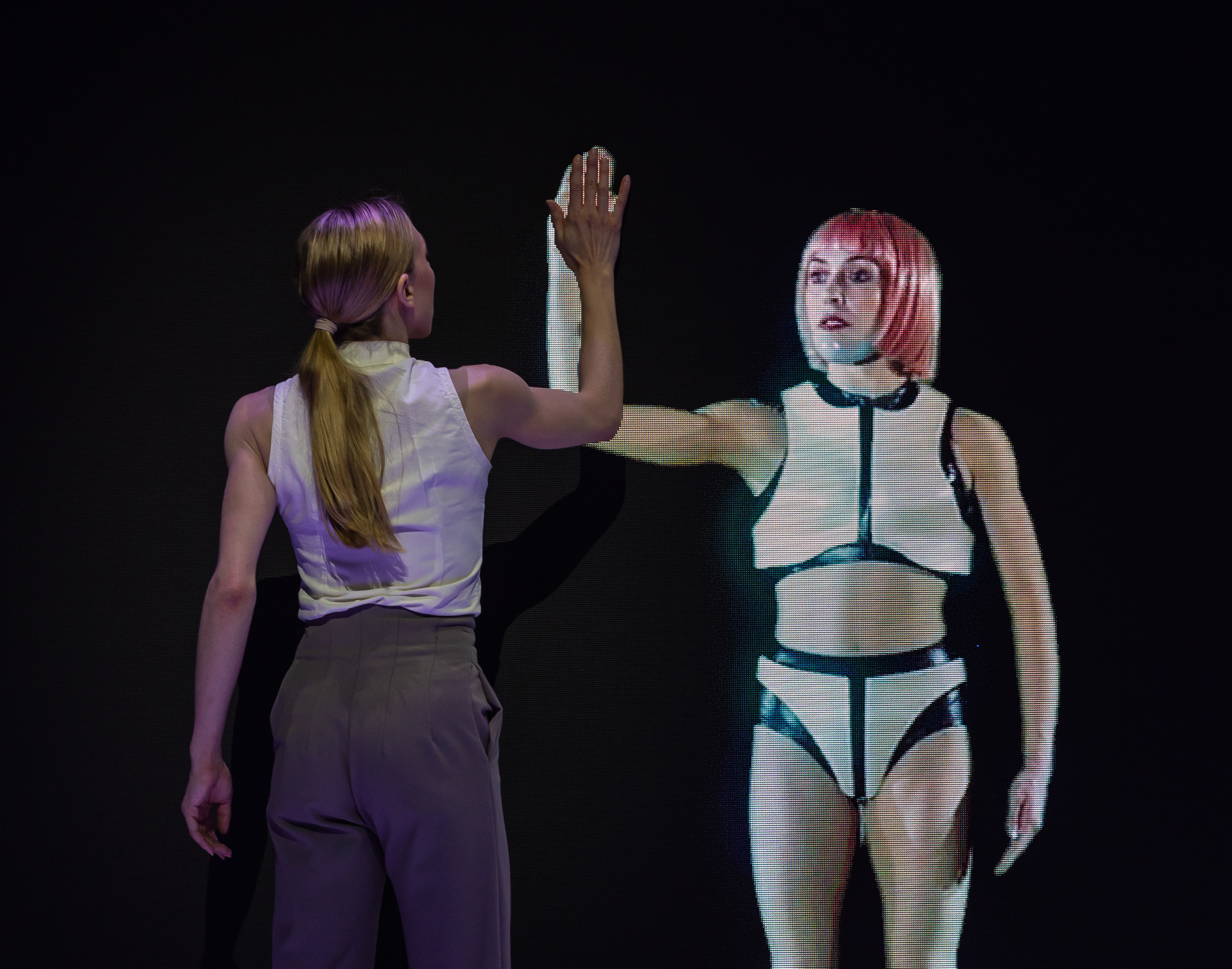 Constance Devernay: Swanhilda et son double numérique. Photo Andy Ross, courtesy of SB