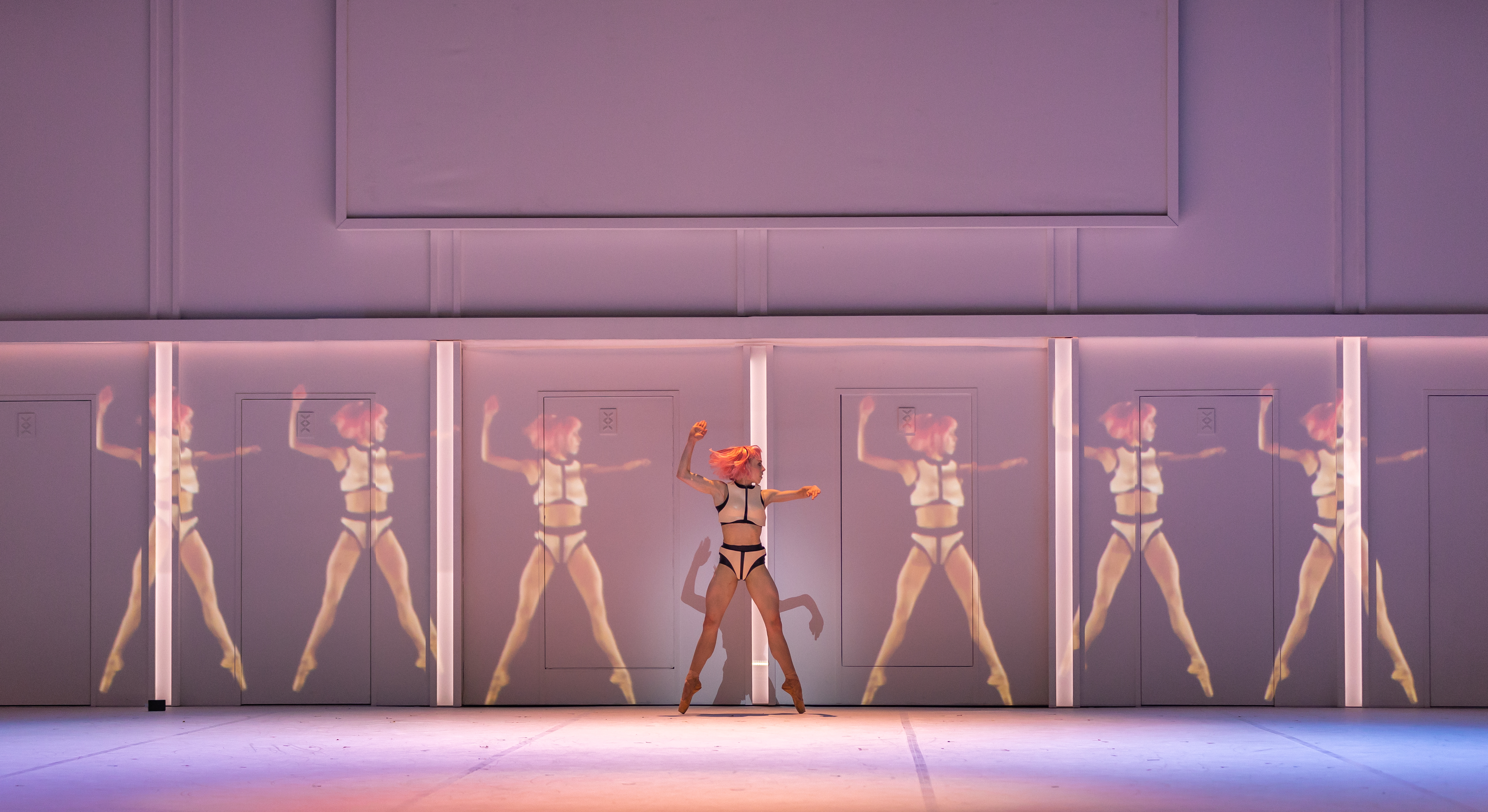 Swanhilda en Coppélia démultipliée. Photo Andy Ross, courtesy of Scottish Ballet