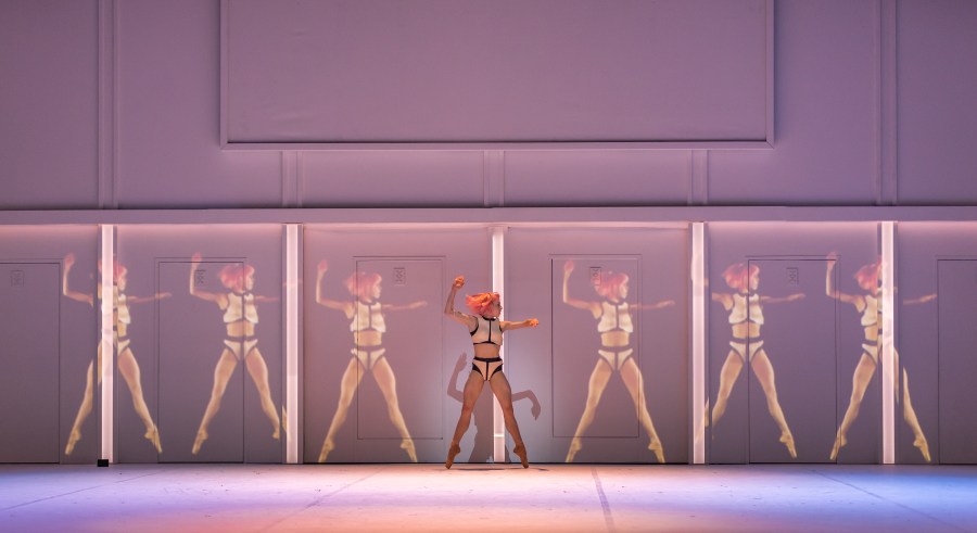 Swanhilda en Coppélia démultipliée. Photo Andy Ross, courtesy of Scottish Ballet